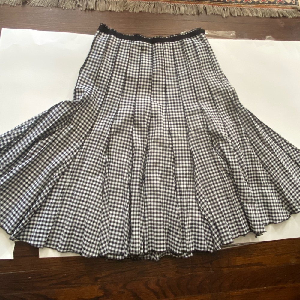 Black and white A-line stitched pleated skirt.